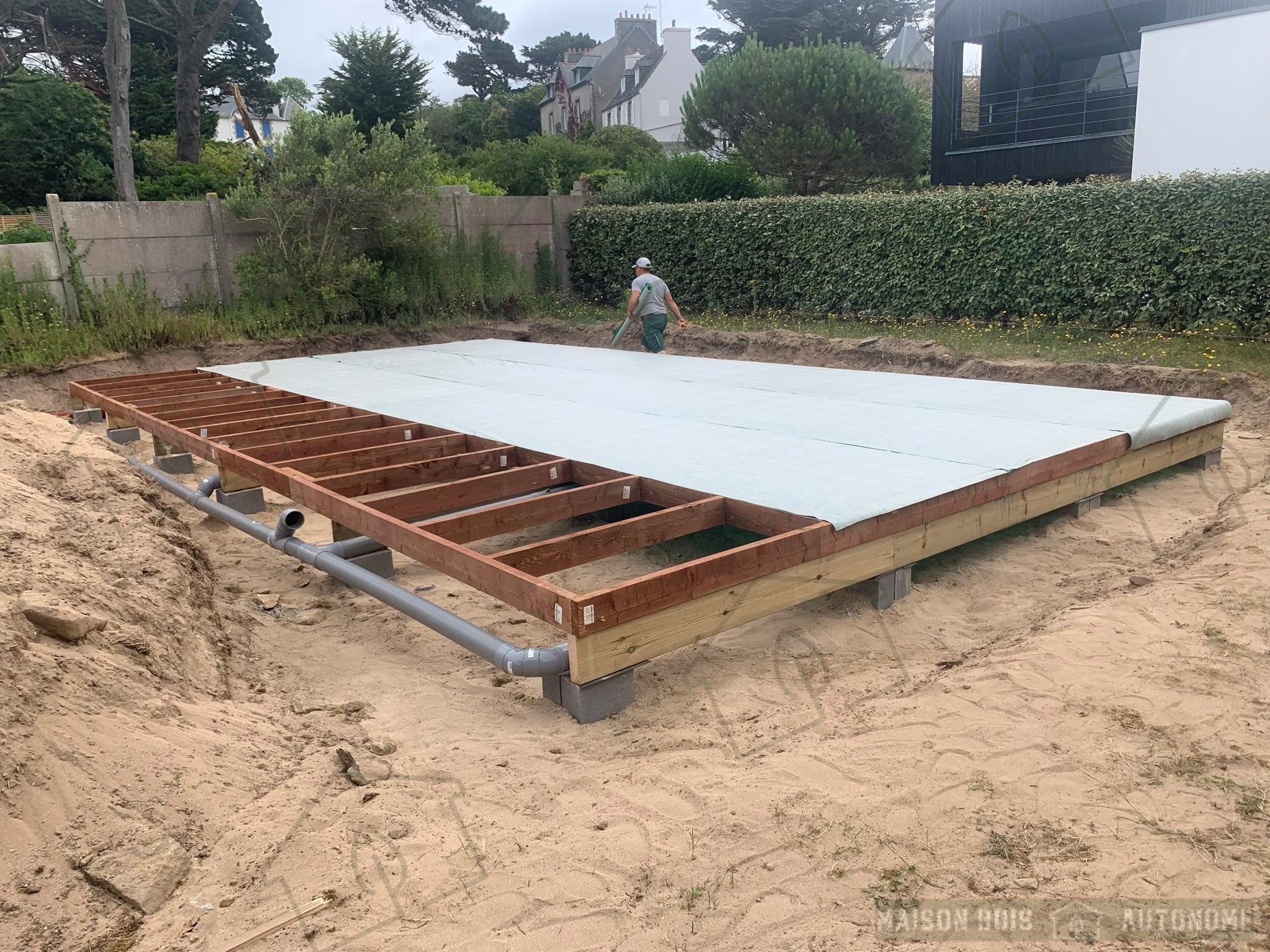 plateforme en bois sur plots béton pour fondation d'une maison en bois