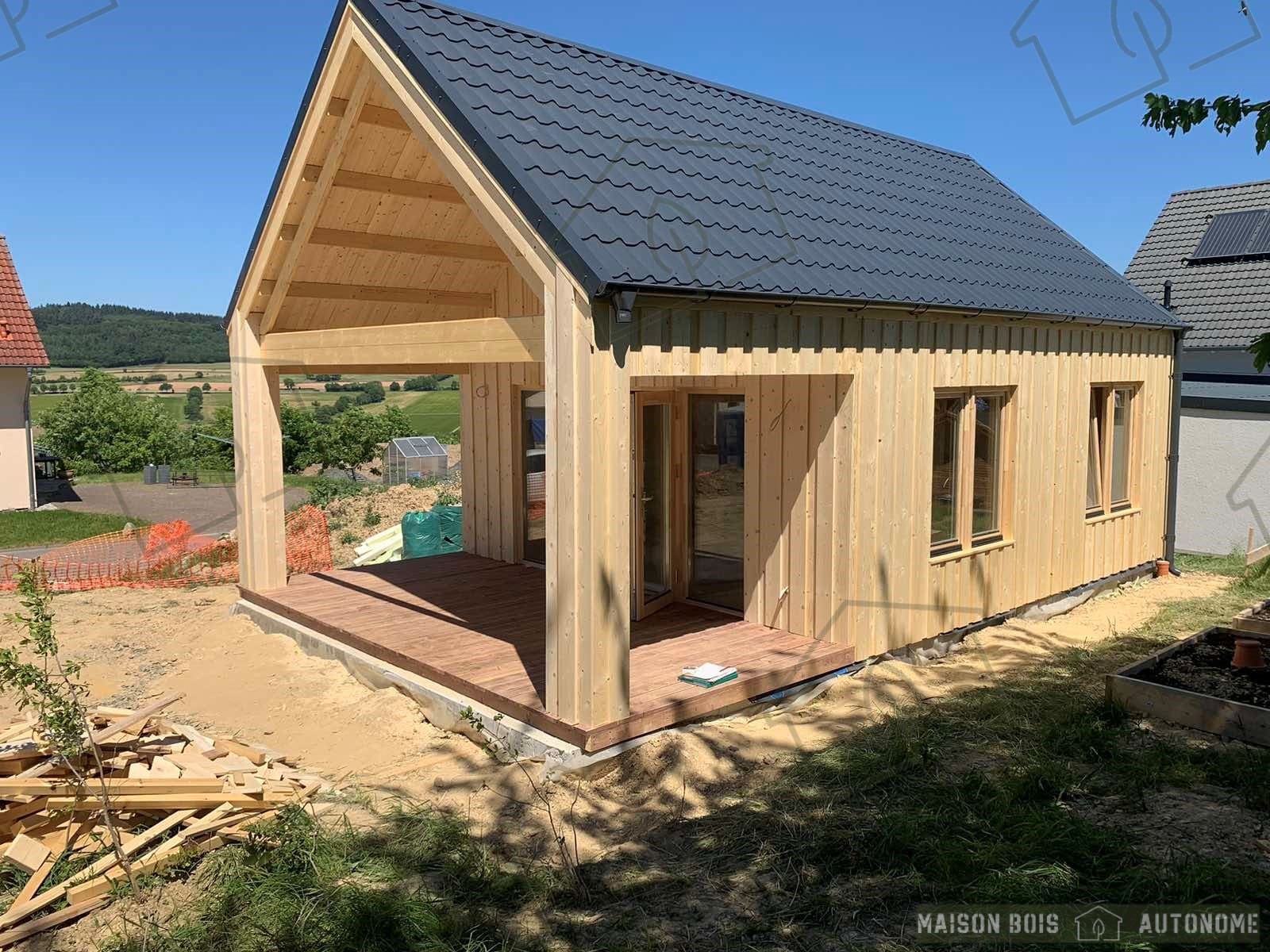 petit chalet en bois bardage autonome avec mezzanine