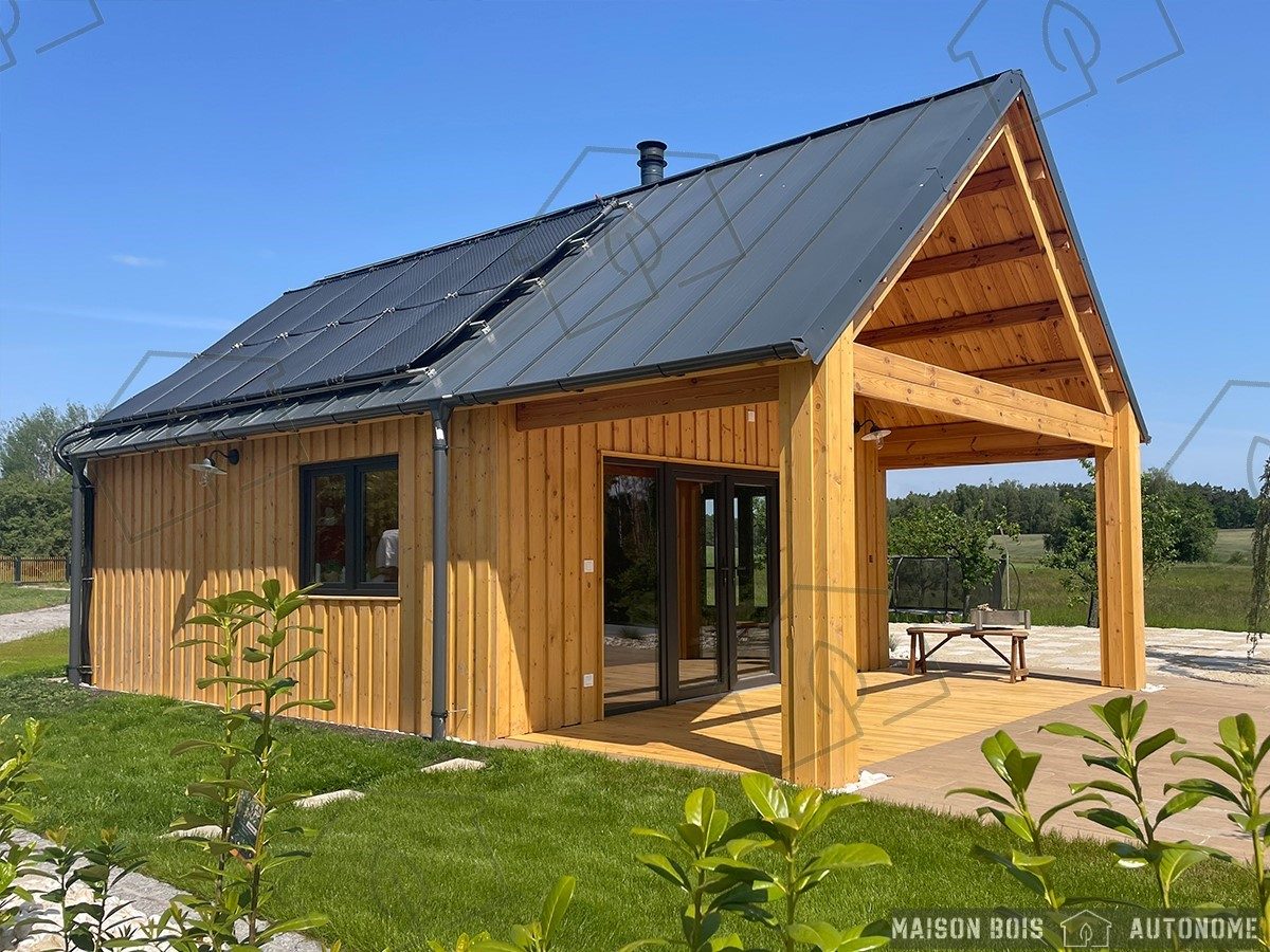 petite maison bois autonome en électricité et eau