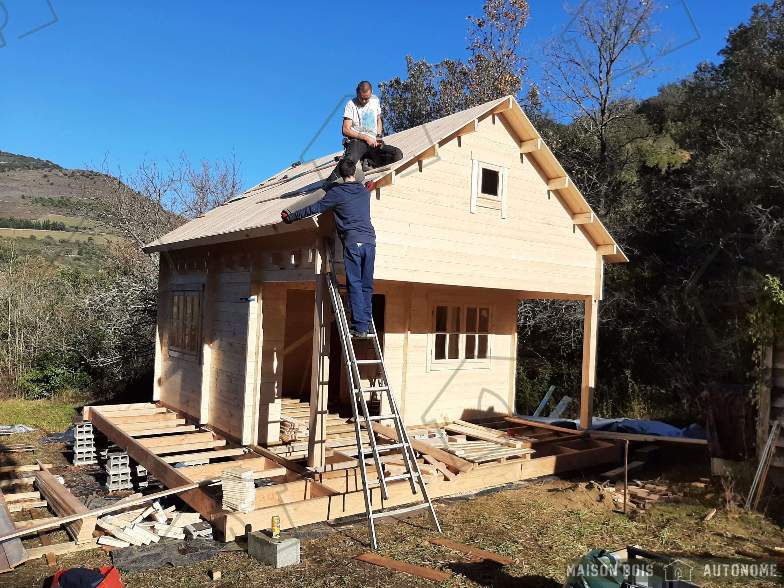 construire une petite maison en bois autonome en énergie