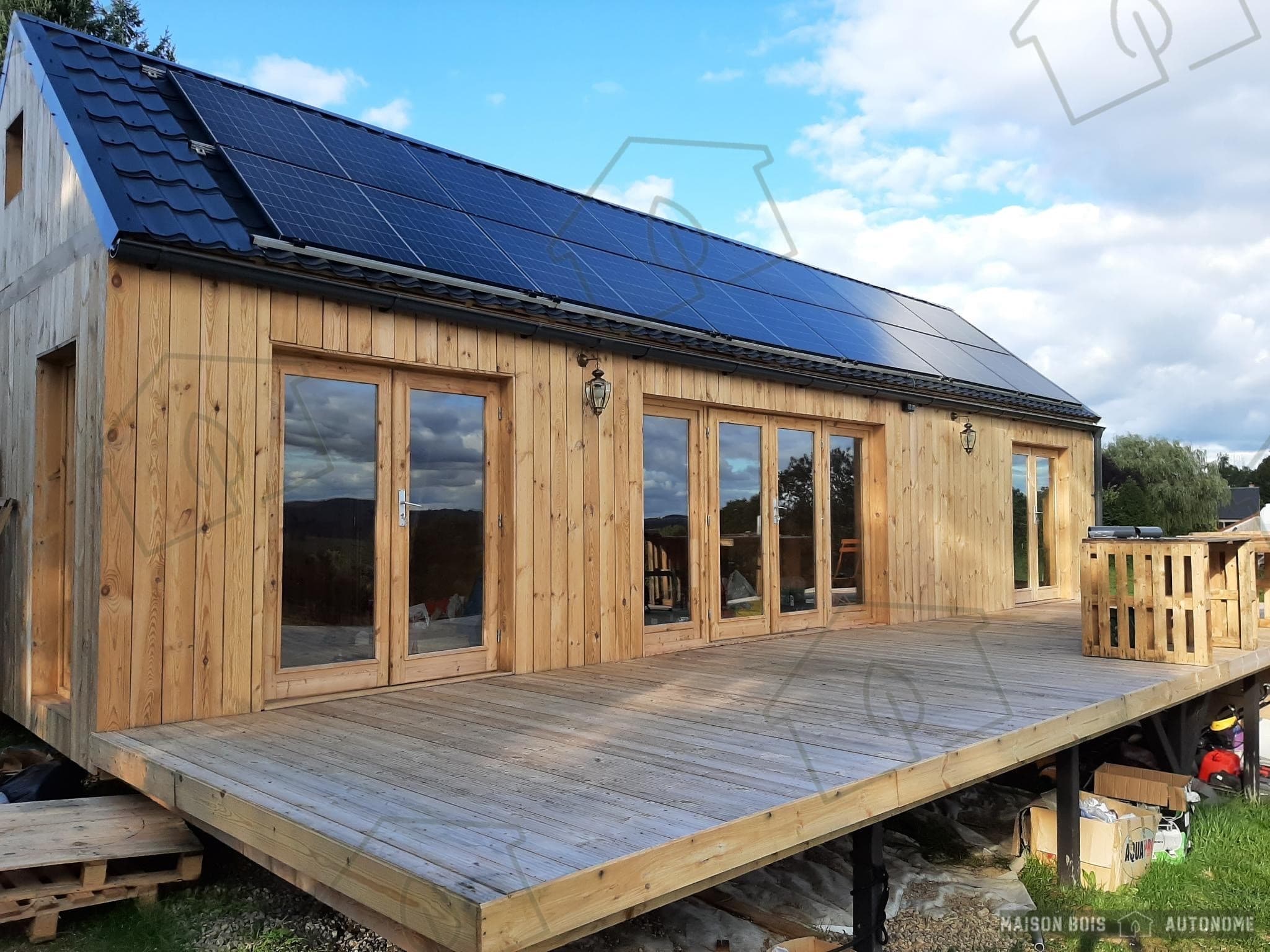 petite maison bois indépendante en énergie et en eau